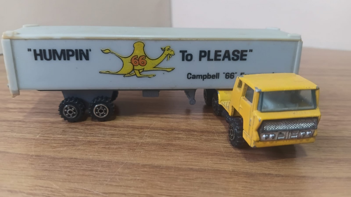 Lote composto por antigo e colecionável caminhão "Humpin to Please" em die cast em escala 1/64 !!Se necessário solicitar mais fotos, vídeos ou perguntas para análise . Lembre-se de questionar sobre todas as ...