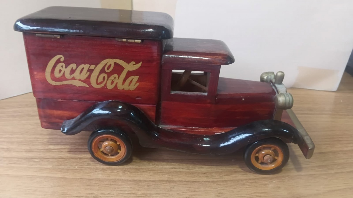 Lote composto por antigo e colecionável caminhão "Coca Cola" em madeira, tamanho grande medida 25X12  !!Se necessário solicitar mais fotos, vídeos ou perguntas para análise . Lembre-se de questionar sobre todas ...