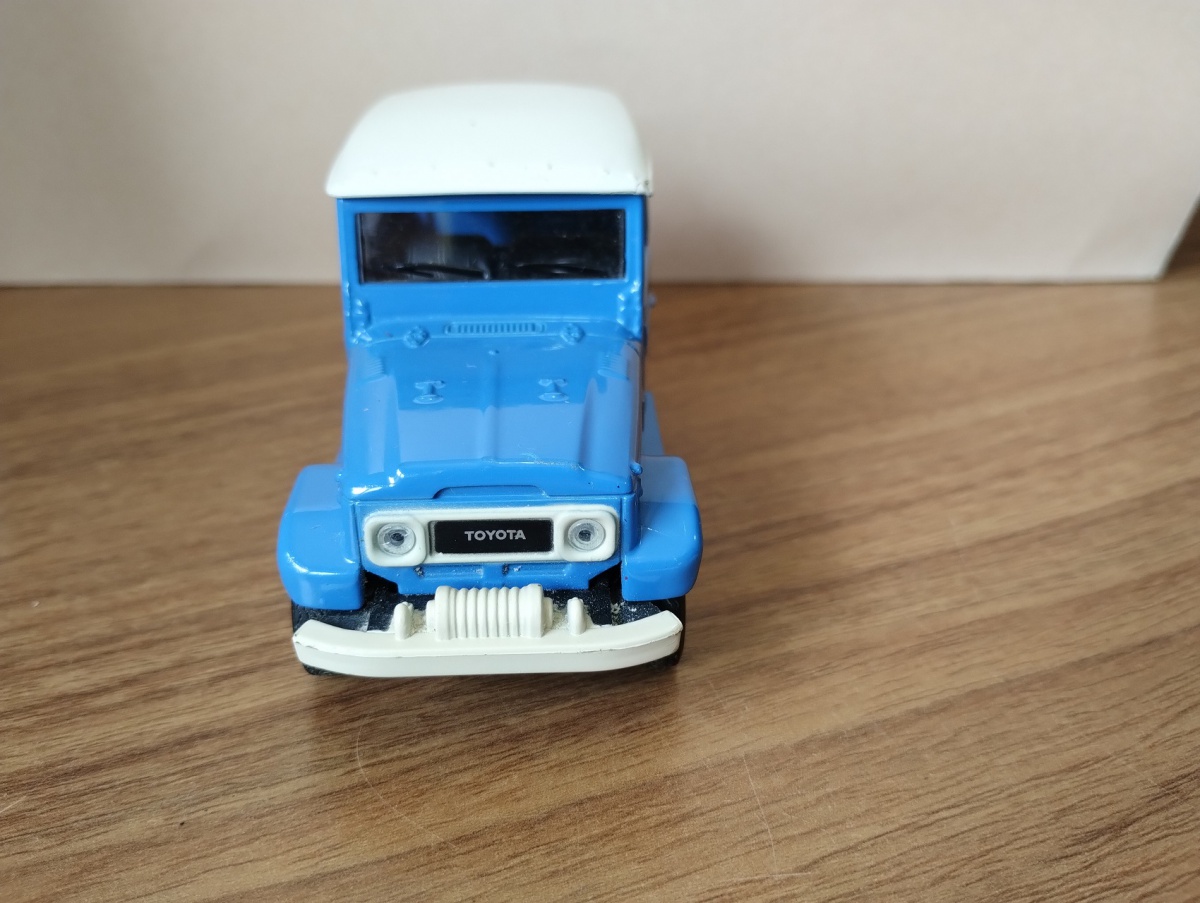 Lote composto por miniatura colecionável de Jeep Toyota Bandeirantes na escala 1/43 !!Se necessário solicitar mais fotos, vídeos ou perguntas para análise . Lembre-se de questionar sobre todas as dúvidas até o dia ...
