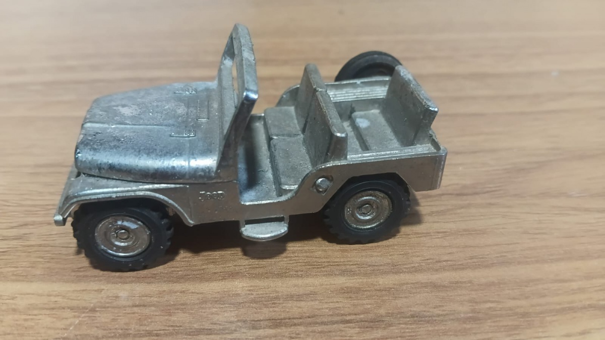 Lote composto por antigo Jeep de metal na escala 1/43 fabricada no Brasil pela Natale na década de 80.Se necessário solicitar mais fotos, vídeos ou perguntas para análise . Lembre-se de questionar sobre todas as dúvidas ...