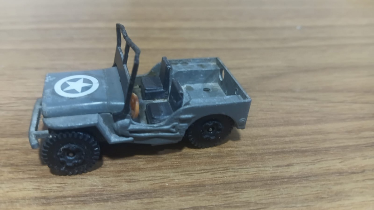 Lote composto por antigo Jeep de metal na escala 1/64 fabricado pela Playart na década de 80.Se necessário solicitar mais fotos, vídeos ou perguntas para análise . Lembre-se de questionar sobre todas as dúvidas até o ...