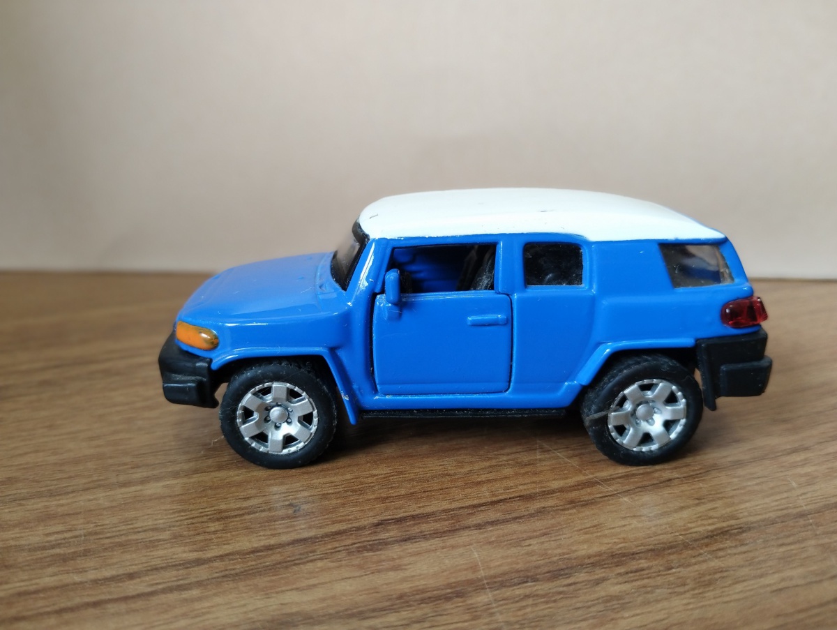 Lote composto por miniatura colecionável de Jeep Toyota FJ Cruiser fabricado pela Maisto!!Se necessário solicitar mais fotos, vídeos ou perguntas para análise . Lembre-se de questionar sobre todas as dúvidas até o dia ...