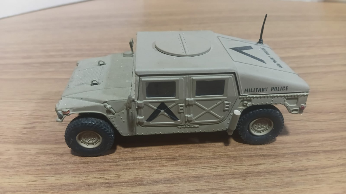 Lote composto por miniatura colecionável do Hummer Humvee Militar na escala 1/43 fabricado pela Victória em Macau!!Se necessário solicitar mais fotos, vídeos ou perguntas para análise . Lembre-se de questionar sobre ...