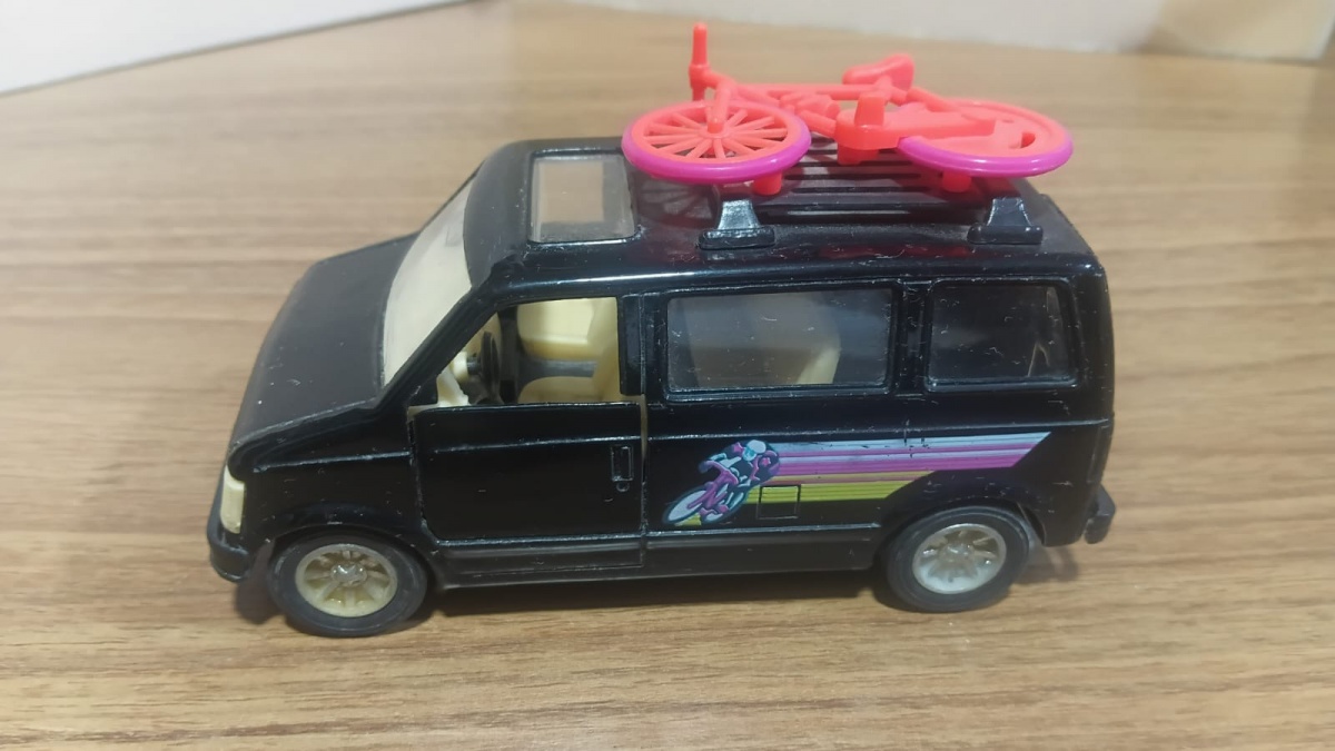 Lote composto por miniatura colecionável em die cast coleção Astrovan representando Furgão com bike na escala 1/36 fabricado pela Sunnyside na década de 80!!Se necessário solicitar mais fotos, vídeos ou perguntas para ...