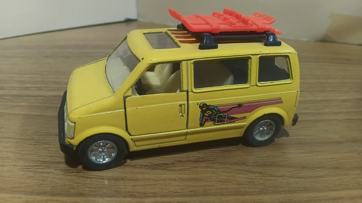 Lote composto por miniatura colecionável em die cast coleção Astrovan representando Furgão com Sky na escala 1/36 fabricado pela Sunnyside na década de 80!!Se necessário solicitar mais fotos, vídeos ou perguntas para ...