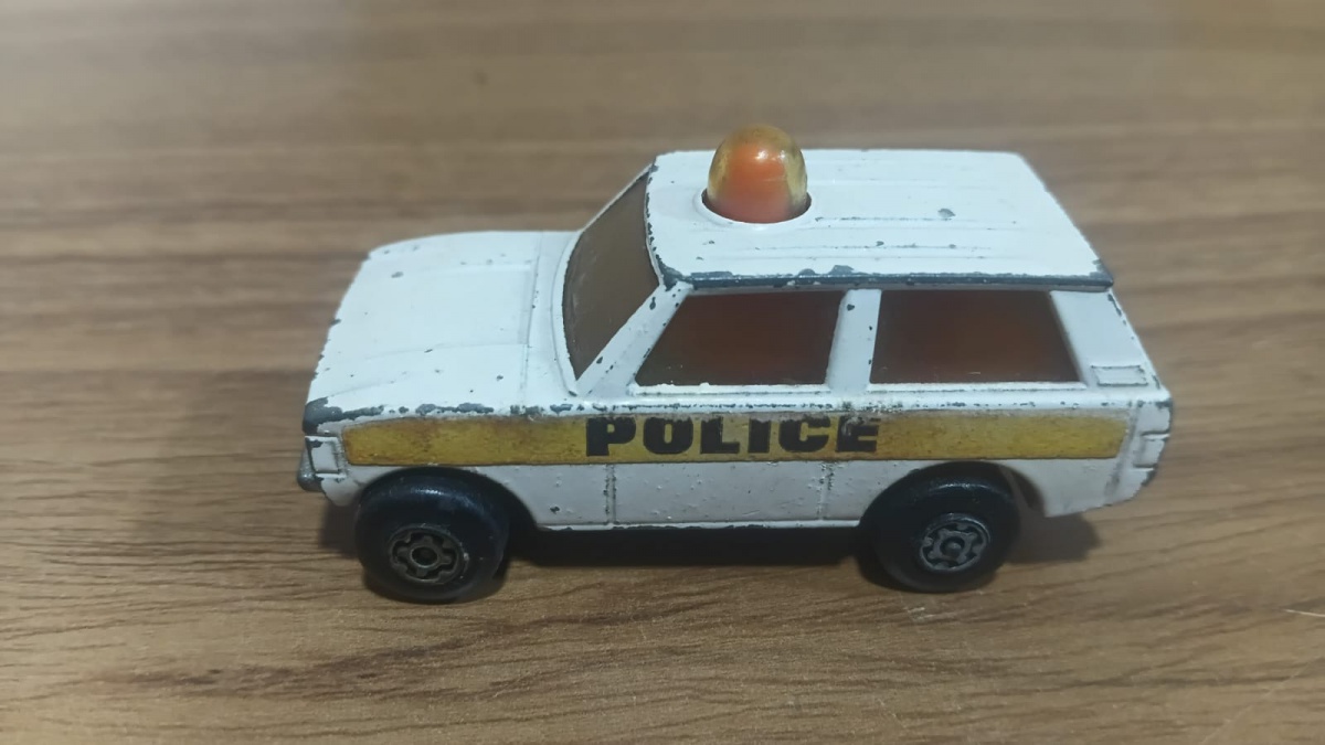 Lote composto por miniatura colecionável em die cast Furgão policial na escala 1/64 fabricado pela Matchbox Rolamatics nº20 com etiqueta da Imbrima !!Se necessário solicitar mais fotos, vídeos ou perguntas para análise ...