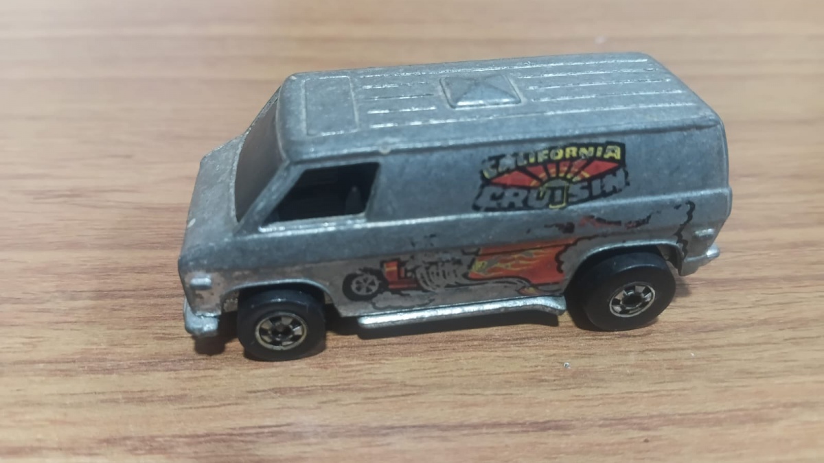Lote composto por miniatura colecionável em die cast Van "Califórnia Cruisin" na escala 1/64 fabricado pela Hot Wheels na década de 70 !!Se necessário solicitar mais fotos, vídeos ou perguntas para análise . ...