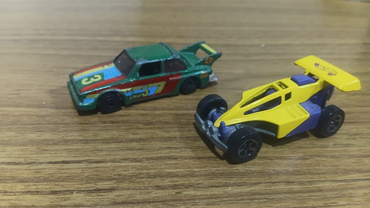Lote composto por 2 miniaturas colecionáveis em die cast  na escala 1/64 fabricadas pela Kenner e  Hot Wheels !!Se necessário solicitar mais fotos, vídeos ou perguntas para análise . Lembre-se de questionar sobre todas ...