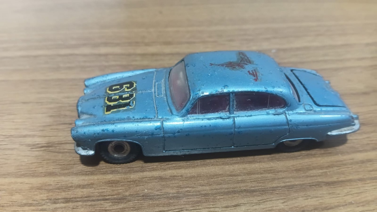 Lote composto por 1 miniatura colecionável Jaguar Mark X em die cast  na escala 1/43 fabricado pela Dinky Toys !!Se necessário solicitar mais fotos, vídeos ou perguntas para análise . Lembre-se de questionar sobre todas ...