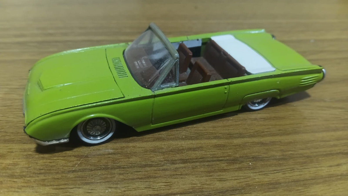 Lote composto por antigo veículo colecionável em die cast modelo Thunderbird fabricado pela Solido na escala 1/43 .Se necessário solicitar mais fotos, vídeos ou perguntas para análise . Lembre-se de questionar sobre ...