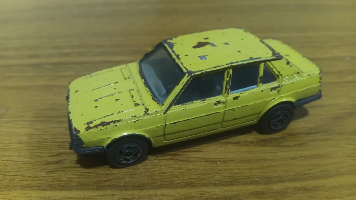 Lote composto por antigo veículo colecionável em die cast modelo Alfa Romeu Giulieta fabricado na Itália pela Burago na escala 1/43 .Se necessário solicitar mais fotos, vídeos ou perguntas para análise . Lembre-se de ...