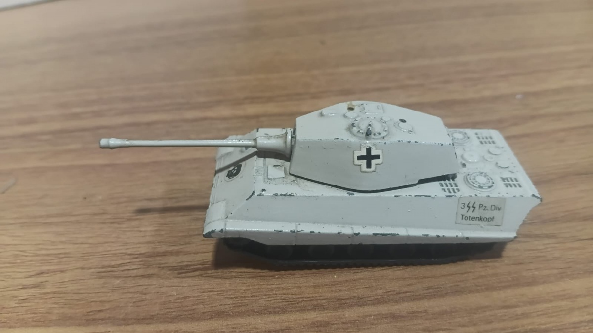 Lote composto por antigo veículo militar colecionável em die cast modelo Tanque TK3 King Tiger fabricado no Brasil na década de 80 pela Alfema Norte .Se necessário solicitar mais fotos, vídeos ou perguntas para análise ...