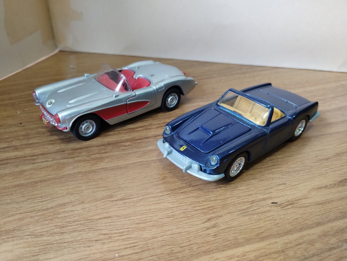 Lote com 2 Miniaturas Em die cast Colecionável Modelos Ferrari Super América escala 1/35 e Corvette escala 1/39.Se necessário solicitar mais fotos, vídeos ou perguntas para análise . Lembre-se de questionar sobre todas ...