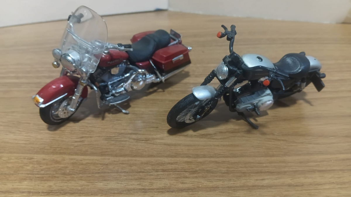 Lote composto por 2 miniaturas de moto modelo Harley Davidson na escala 1/18  fabricadas pela Maisto.Se necessário solicitar mais fotos, vídeos ou perguntas para análise . Lembre-se de questionar sobre todas as dúvidas ...