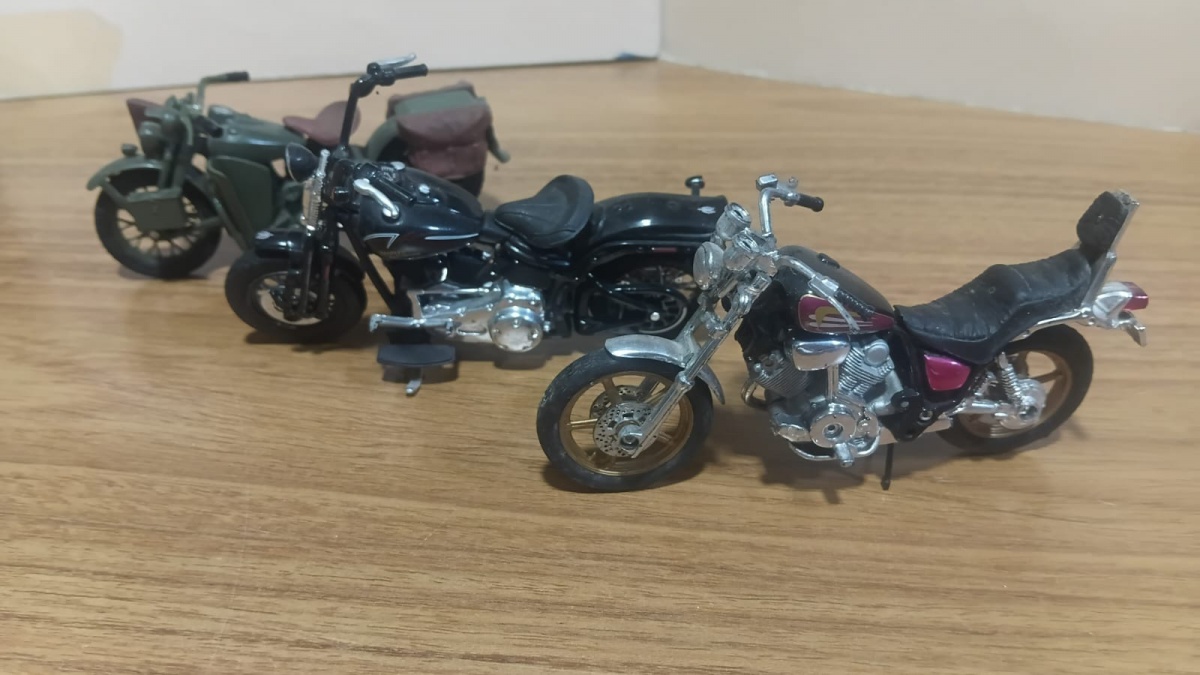 Lote composto por 3 miniaturas de moto modelo Harley Davidson na escala 1/18  fabricadas pela Maisto.Se necessário solicitar mais fotos, vídeos ou perguntas para análise . Lembre-se de questionar sobre todas as dúvidas ...