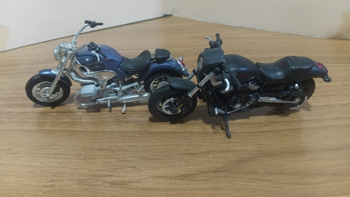 Lote composto por 2 miniaturas de moto modelo Harley Davidson na escala 1/18  fabricadas pela Maisto.Se necessário solicitar mais fotos, vídeos ou perguntas para análise . Lembre-se de questionar sobre todas as dúvidas ...