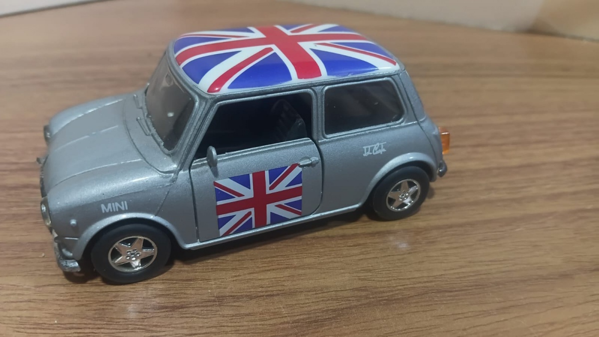 Lote composto por antigo veículo colecionável em die cast Modelo MIni Cooper fabricado pela SunnySide na escala 1/24.Se necessário solicitar mais fotos, vídeos ou perguntas para análise . Lembre-se de questionar sobre ...