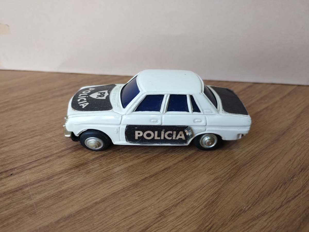 Lote composto por antigo Carro de brinquedo parte integrante do conjunto Fuga maluca da Mimo!Se necessário solicitar mais fotos, vídeos ou perguntas para análise . Lembre-se de questionar sobre todas as dúvidas até o ...