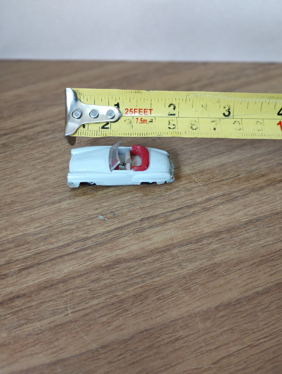 Lote composto por Miniatura Colecionável em escala muito Reduzida 1/87 Modelo Mercedes fabricado pela EKO em plástico!!Se necessário solicitar mais fotos, vídeos ou perguntas para análise . Lembre-se de questionar sobre ...