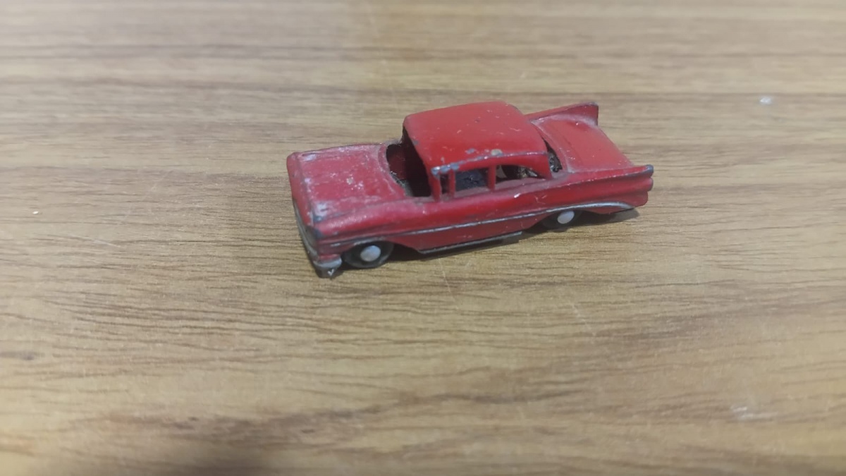 Lote composto por1 Miniatura Colecionável em die cast, aparentemente um Ford Fairlane escala muito Reduzida 1/87  modelo !!Se necessário solicitar mais fotos, vídeos ou perguntas para análise . Lembre-se de questionar ...