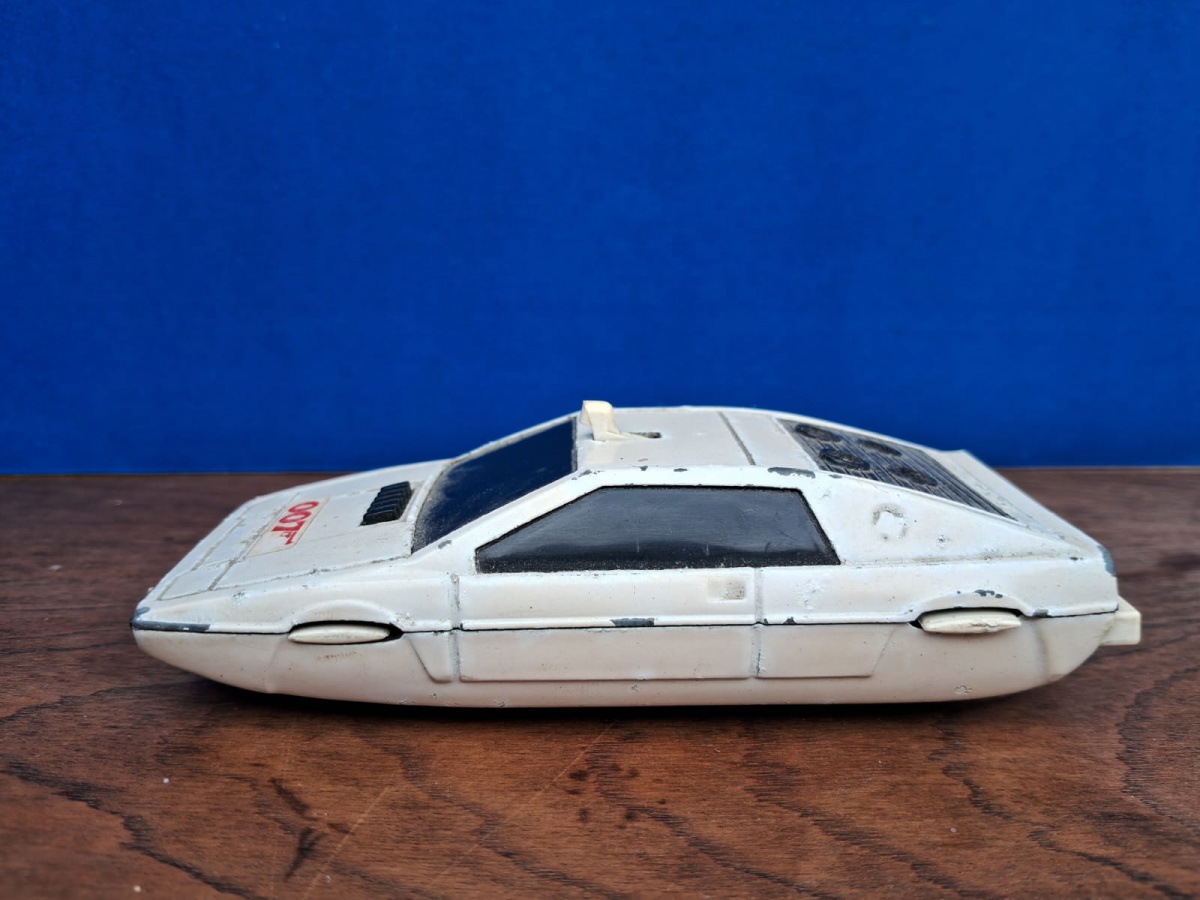 Miniatura colecionável em Escala 1/43 em die cast fabricada pela Corgi toys modelo 007 Lotus Esprit, muita famosa na decáda de 70!Item vendido no estado,por favor observem bem as fotos antes de dar o lance e qualquer ...