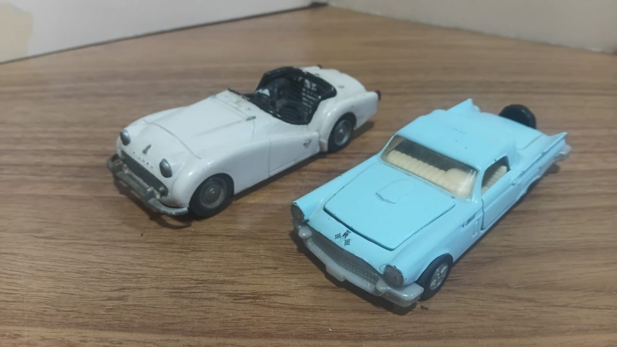 Lote com 2 Miniaturas de automóveis clássicos Colecionáveis, sendo uma unidade em die cast e uma unidade em plastico injetado(plastimodelismo) .Se necessário solicitar mais fotos, vídeos ou perguntas para análise . ...