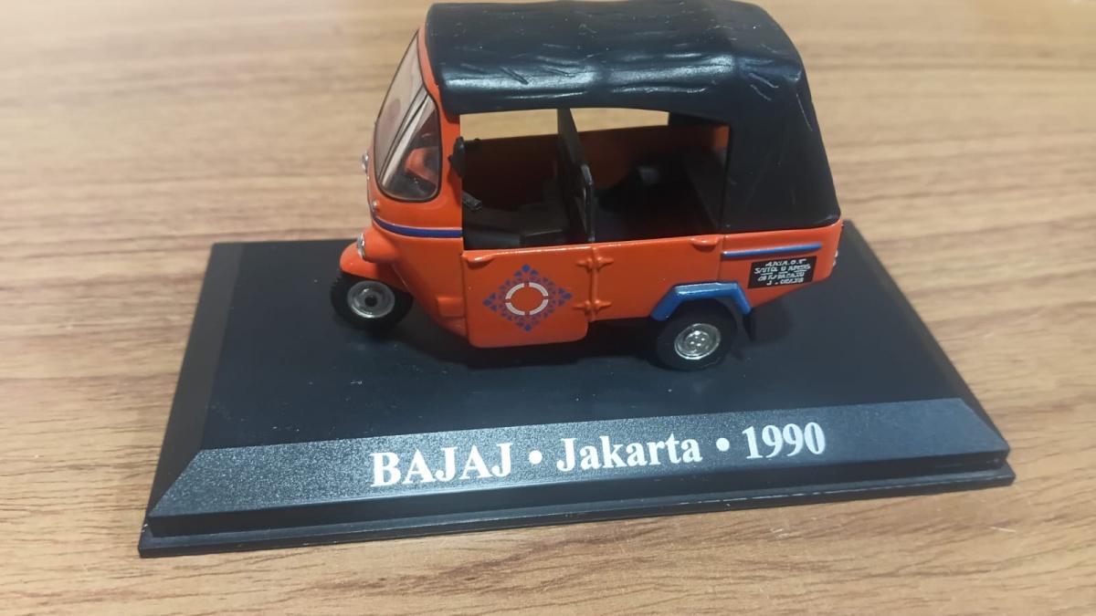 Miniatura Em die cast Colecionável Modelo Bajaj Jakarta 1990  , coleção Táxis mundias escala 1/43!!Se necessário solicitar mais fotos, vídeos ou perguntas para análise . Lembre-se de questionar sobre todas as dúvidas ...
