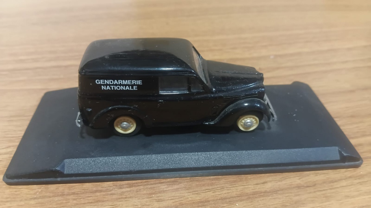 Miniatura Em die cast Colecionável Modelo Renault Furgão, fabricação Francesa pela "Licor" na escala 1/43!!Se necessário solicitar mais fotos, vídeos ou perguntas para análise . Lembre-se de questionar sobre ...