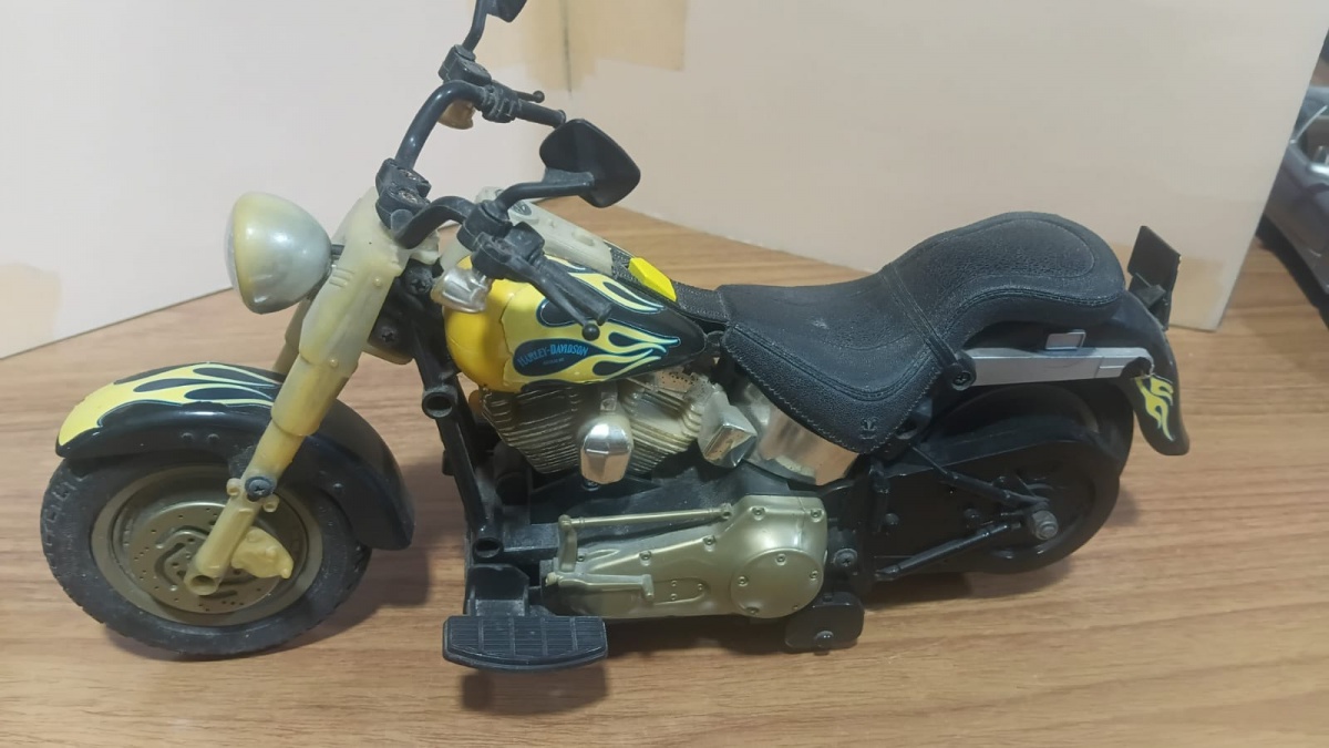 Miniatura de moto Modelo Harley Davidson em  escala grande em plástico com avarias para restauro!Se necessário solicitar mais fotos, vídeos ou perguntas para análise . Lembre-se de questionar sobre todas as dúvidas até ...