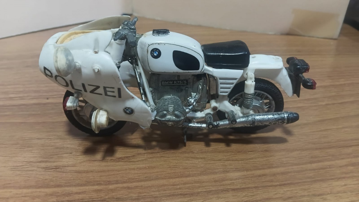 Miniatura de moto Modelo policial, fabriicada pela Polistil na escala 1/15 em Die cast com avarias para restauro! Se necessário solicitar mais fotos, vídeos ou perguntas para análise . Lembre-se de questionar sobre ...