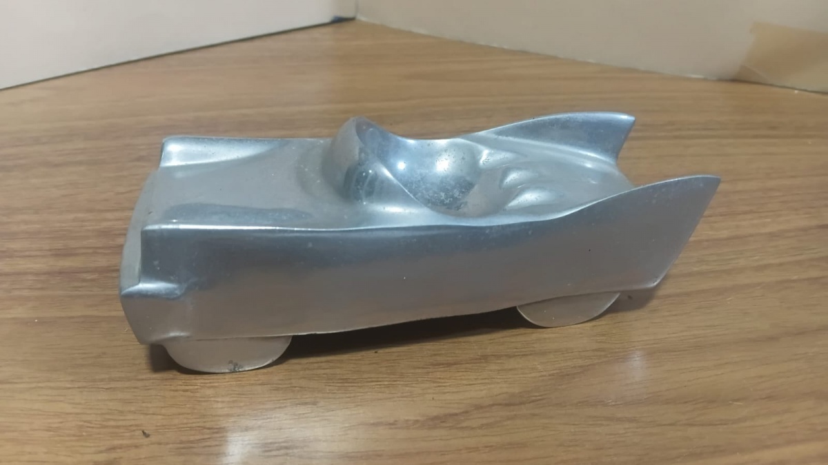 Lote Composto por escultura de automóvel em alumínio fundido em escala aproximada 1/24! Se necessário solicitar mais fotos, vídeos ou perguntas para análise . Lembre-se de questionar sobre todas as dúvidas até o dia ...
