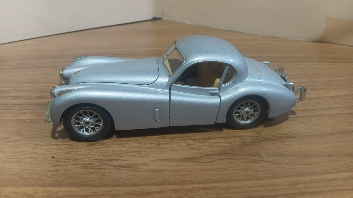 Lote composto de miniatura em die cast colecionável na escala 1/24 modelo Jaguar XK120 fabricada pela Burago na Itália.Se necessário solicitar mais fotos, vídeos ou perguntas para análise . Lembre-se de questionar sobre ...
