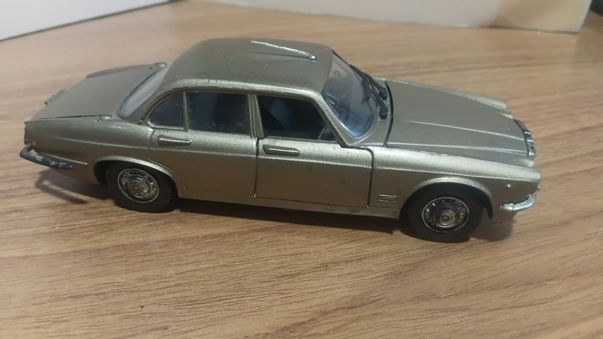 Lote composto de miniatura em die cast colecionável na escala 1/24 modelo Jaguar XJ42 fabricada pela Polistil na Itália.Se necessário solicitar mais fotos, vídeos ou perguntas para análise . Lembre-se de questionar ...