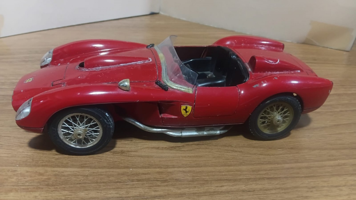 Lote composto de miniatura em die cast colecionável na escala 1/18 modelo Ferrari Testarossa  250 fabricada pela Burago na Itália.Se necessário solicitar mais fotos, vídeos ou perguntas para análise . Lembre-se de ...