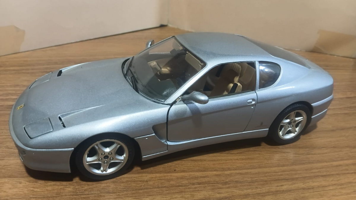 Lote composto de miniatura em die cast colecionável na escala 1/18 modelo Ferrari 456GT   fabricada pela Burago na Itália.Se necessário solicitar mais fotos, vídeos ou perguntas para análise . Lembre-se de questionar ...