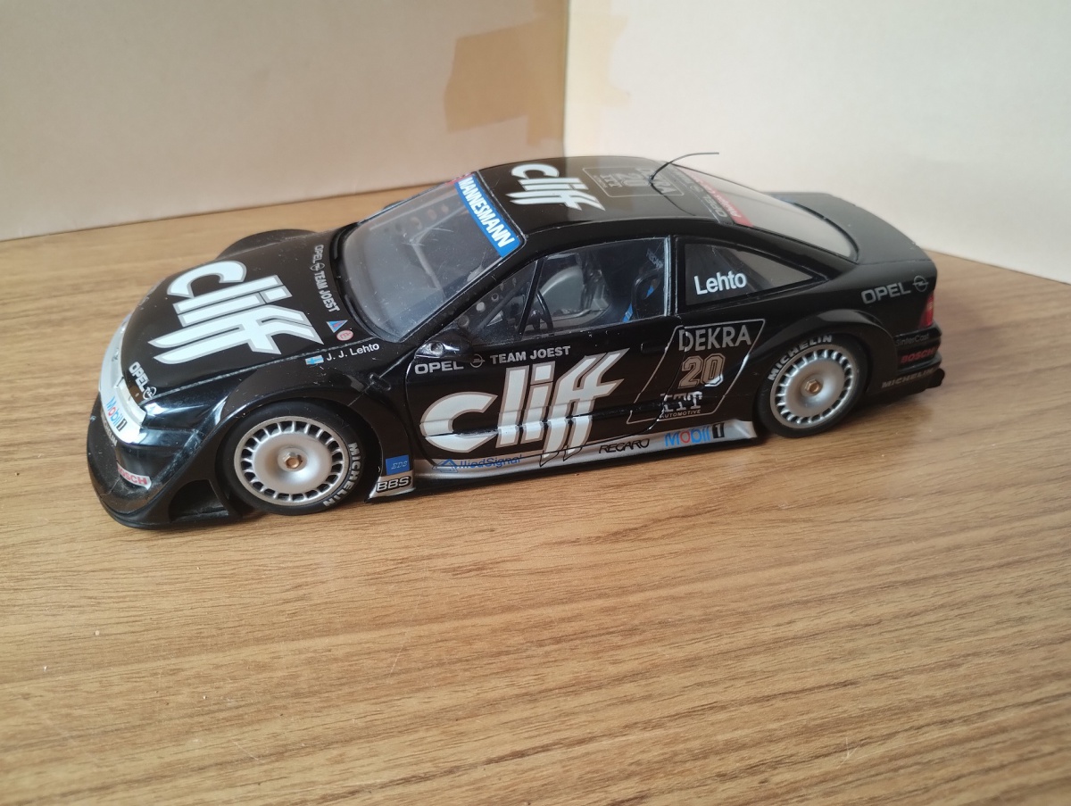 Lote composto de miniatura em die cast colecionável na escala 1/18 modelo Opel Calibra V6 4x4 fabricada pela UT Models.Se necessário solicitar mais fotos, vídeos ou perguntas para análise . Lembre-se de questionar sobre ...