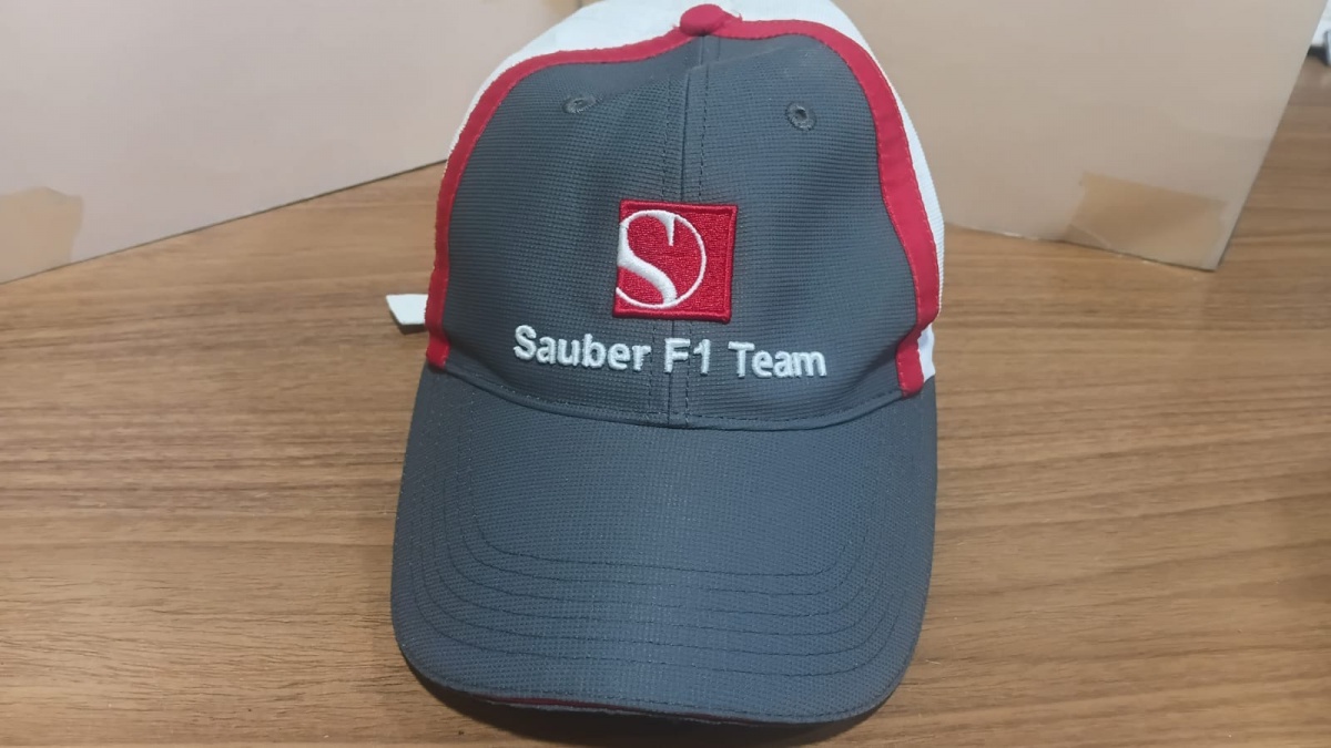 Lote composto por boné colecionável com propaganda da "Sauber F1 Team",faz parte de uma coleção de mais de 100 bonés que eram utilizados para decoração de Ambiente relacionado ao automobilismo. Por favor ...