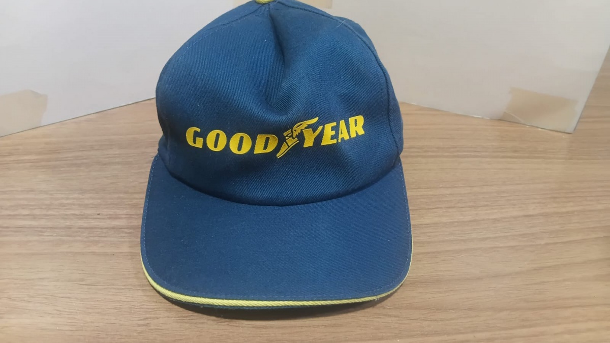 Lote composto por boné colecionável com propaganda da "Goodyear",faz parte de uma coleção de mais de 100 bonés que eram utilizados para decoração de Ambiente relacionado ao automobilismo por favor observem bem ...