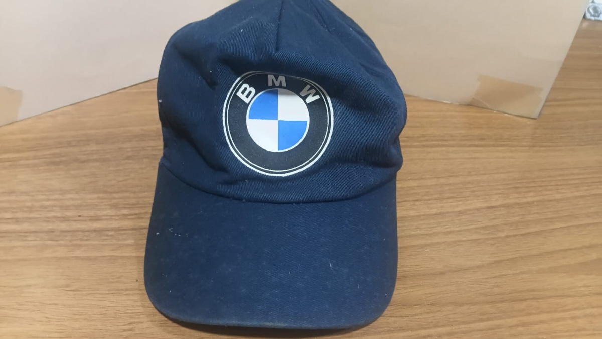 Lote composto por boné colecionável com propaganda da "Sauber",faz parte de uma coleção de mais de 100 bonés que eram utilizados para decoração de Ambiente relacionado ao automobilismo por favor observem bem as ...