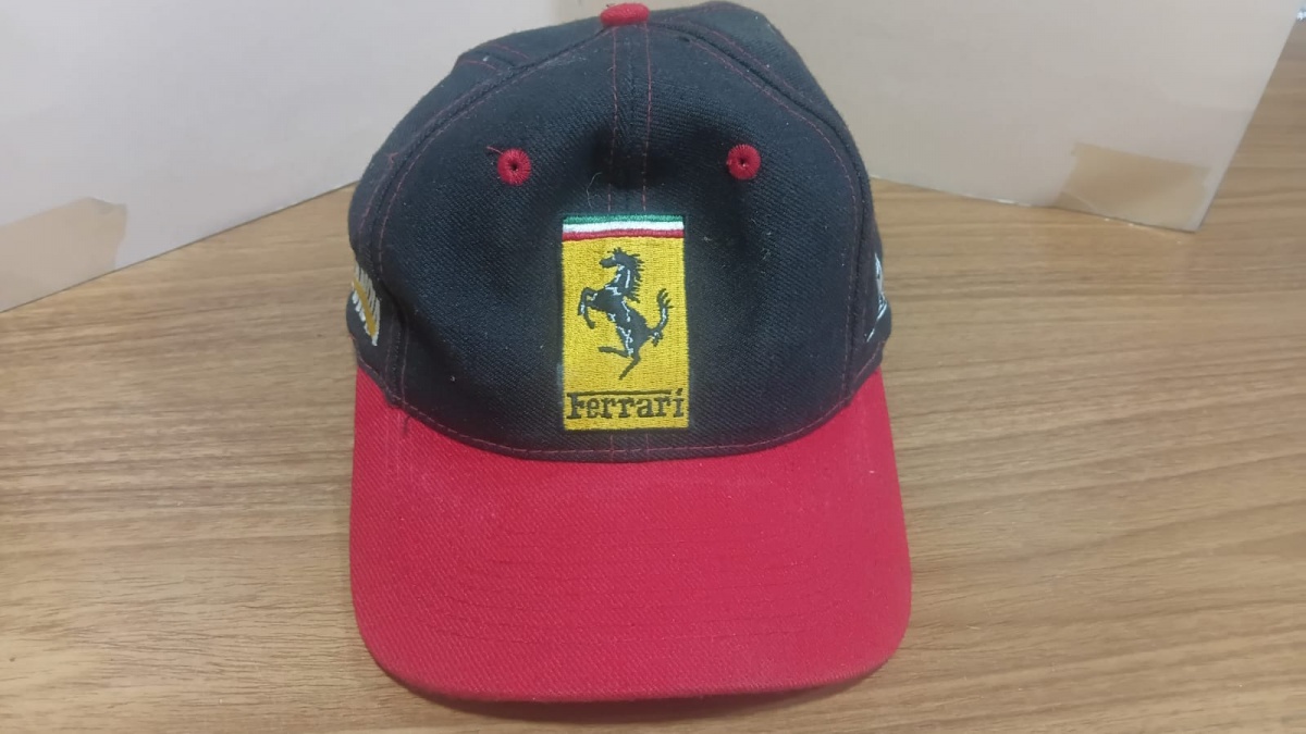 Lote composto por boné colecionável com propaganda da "Ferrari",faz parte de uma coleção de mais de 100 bonés que eram utilizados para decoração de Ambiente relacionado ao automobilismo por favor observem bem as ...