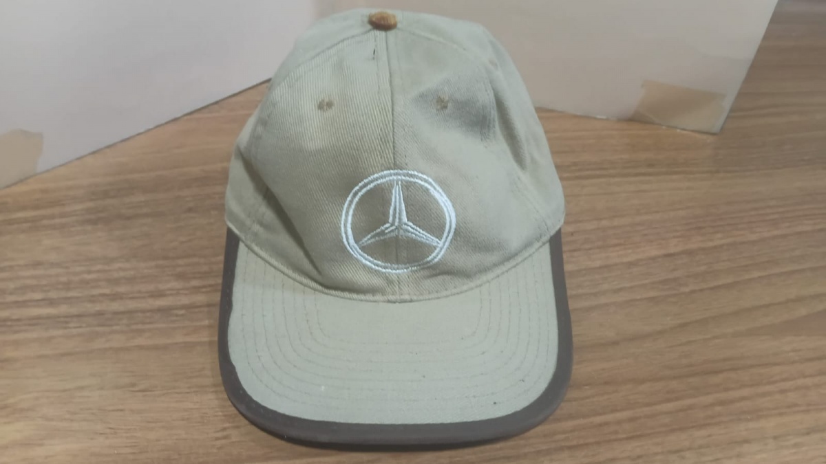Lote composto por boné colecionável com propaganda da "Mercedes",faz parte de uma coleção de mais de 100 bonés que eram utilizados para decoração de Ambiente relacionado ao automobilismo por favor observem bem ...