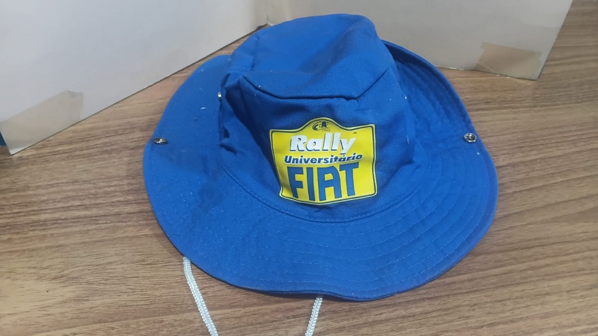 Lote composto por chapéu colecionável com propaganda da "Fiat rally Universitário",faz parte de uma coleção de mais de 100 bonés que eram utilizados para decoração de Ambiente relacionado ao automobilismo por ...