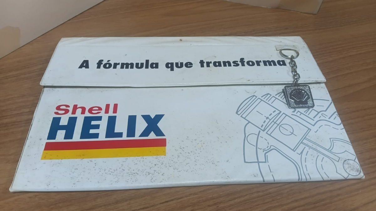 Lote composto por pasta antiga com chaveiro da "Shell", item vendido no estado por favor observem bem as fotos antes de dar o lance e qualquer dúvidas ou mais fotos por gentileza entrar em contato no número ...