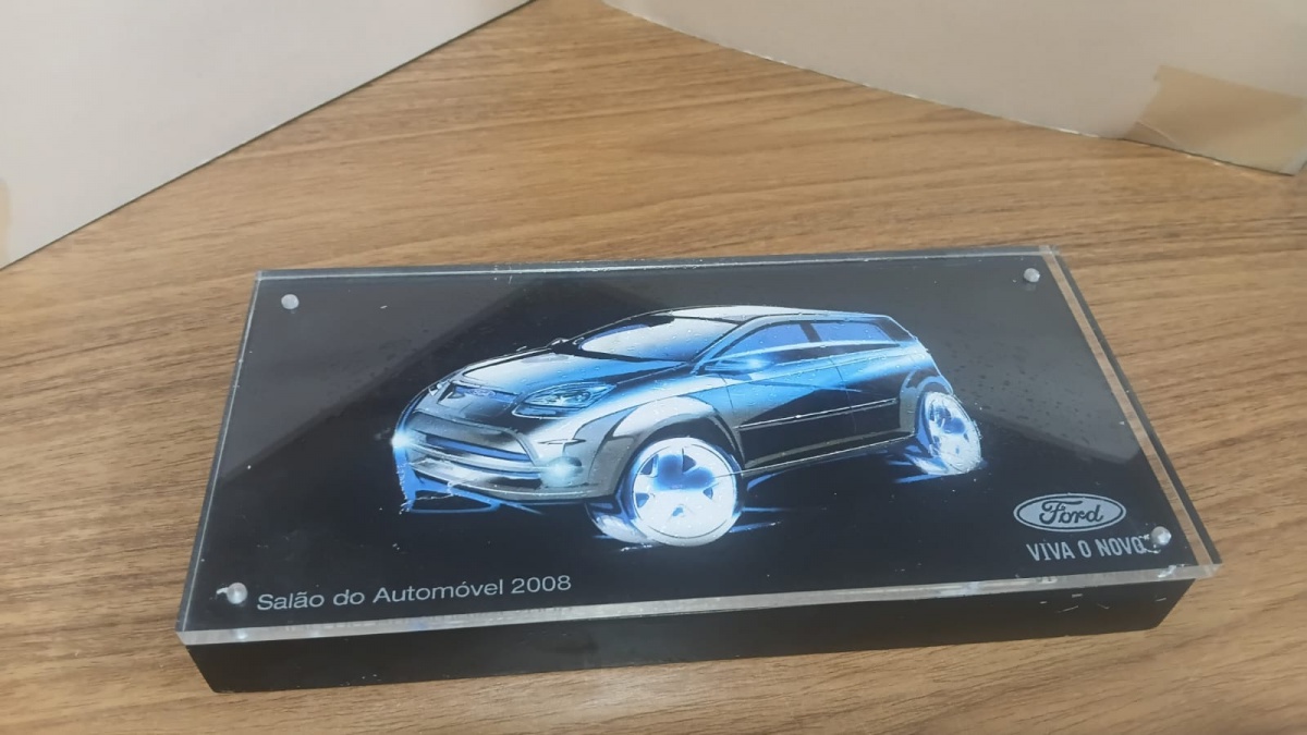 Lote composto por Quadro antigo decorativo motivo "Ford Salão do automóvel 2008",medindo 23x13 base em madeira e cobertura em acrílico, item utilizado para decoração de espaço temático relacionado ao ...