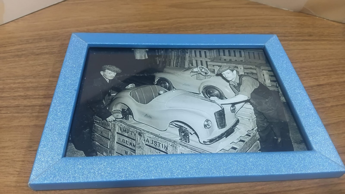 Lote composto por Quadro antigo decorativo motivo "Fábrica de Brinquedos antigos, específicamente um Austin J40 pedal car",medindo 25x18 item utilizado para decoração de espaço temático relacionado ao ...