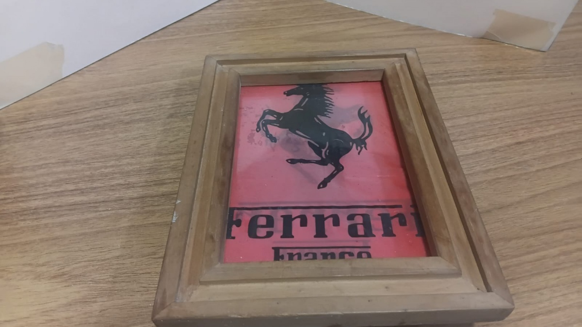Lote composto por Quadro antigo decorativo motivo "Ferrari",medindo 24x18, item utilizado para decoração de espaço temático relacionado ao automobilismo.item vendido no estado por favor observem bem as fotos ...