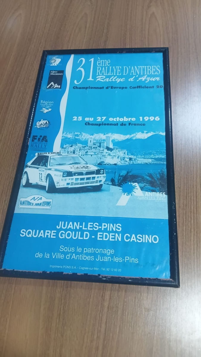 Lote composto por Quadro antigo decorativo motivo "Rallye D´Antibes",tamanho grande medindo 65x38, item utilizado para decoração de espaço temático relacionado ao automobilismo.item vendido no estado por favor ...