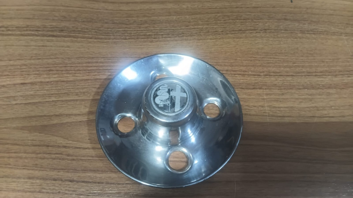 Lote composto por calota antiga e original do Alfa Romeo JK 2300. Item utilizado para decoração de espaço temático relacionado ao automobilismo.item vendido no estado por favor observem bem as fotos antes de dar o lance ...