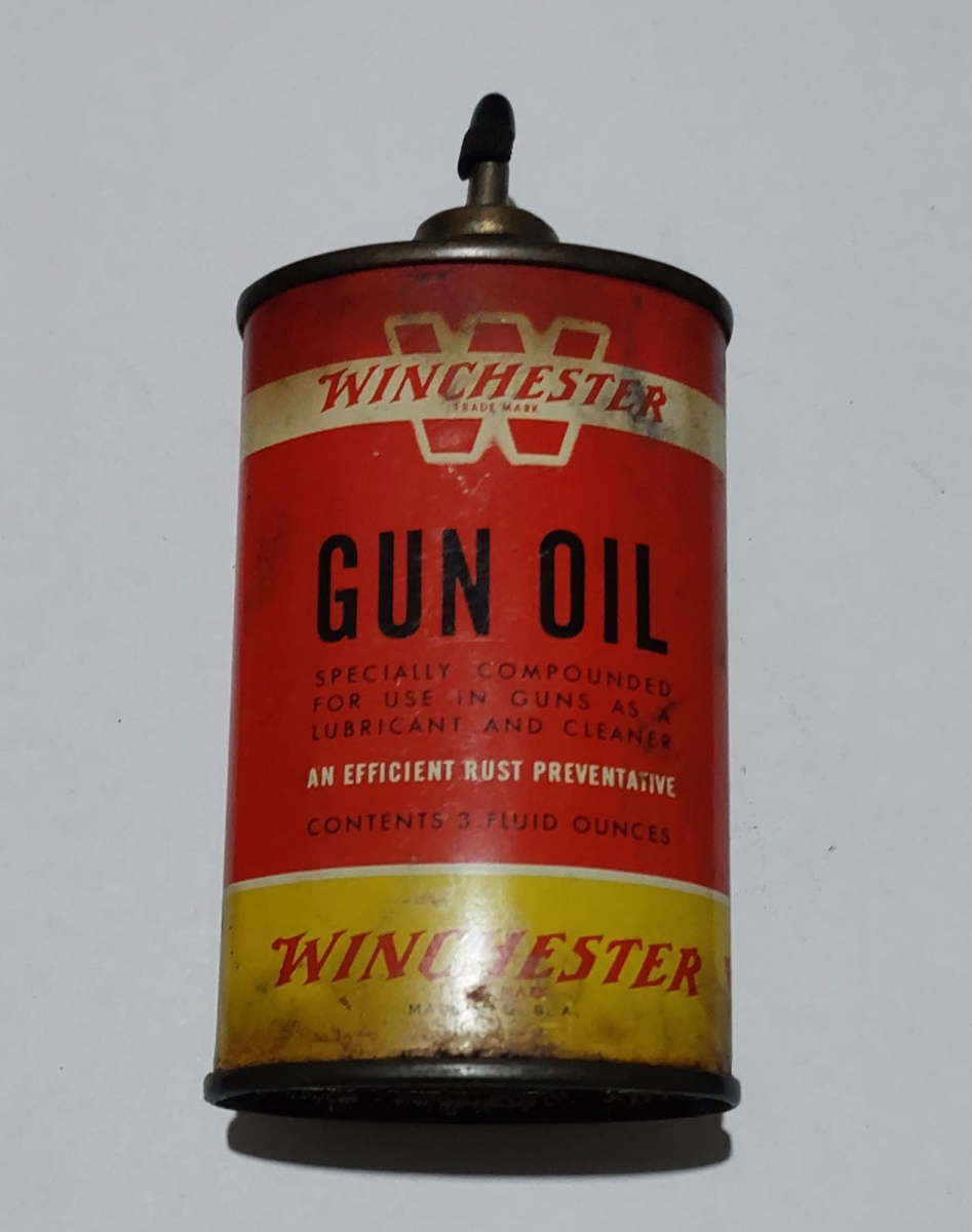 Lote composto por antiga lata de óleo original Fabricada pela fabricante armas "Winchester" na década de 50 em excelente estado de conservação!Item vendido no estado por favor observem bem as fotos antes de dar ...