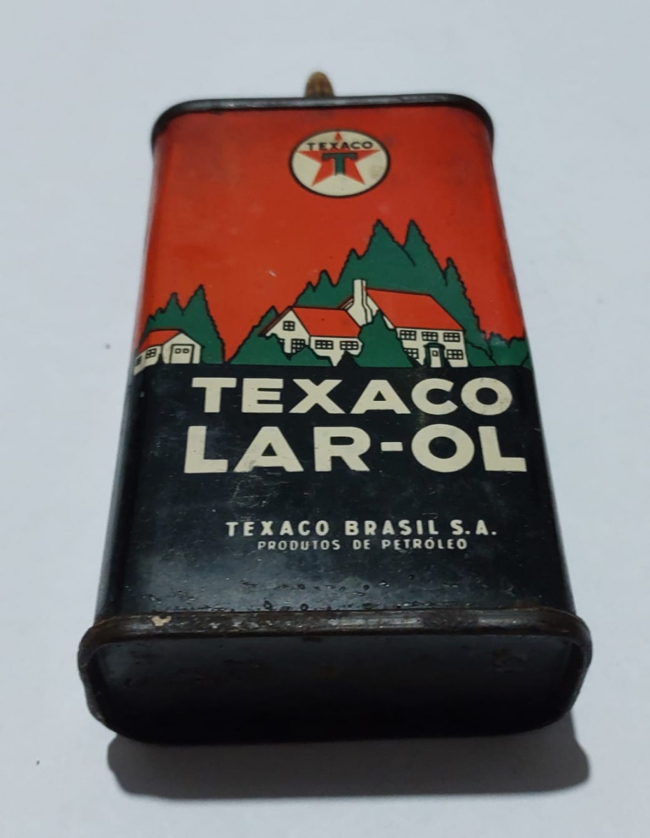Lote composto por antiga lata de óleo original Denominada "Texaco Lar-OL" fabricada no Brasil pela Texaco na década de 50, com conteudo ainda em seu interior e em excelente estado!Item vendido no estado por ...